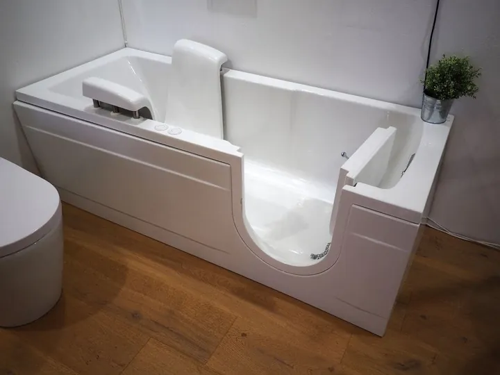 Badewanne mit eingebauter Tür für einen sicheren Einstieg