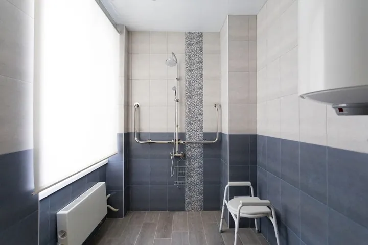 Barrierefreie Dusche mit Haltegriff und Duschhocker nach dem Umbau der Badewanne